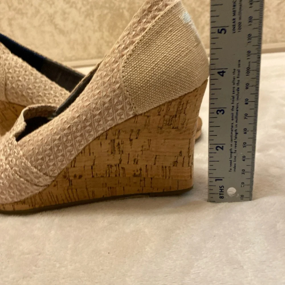TOMS Women's  Beige Triangle Bow Cork Wedges